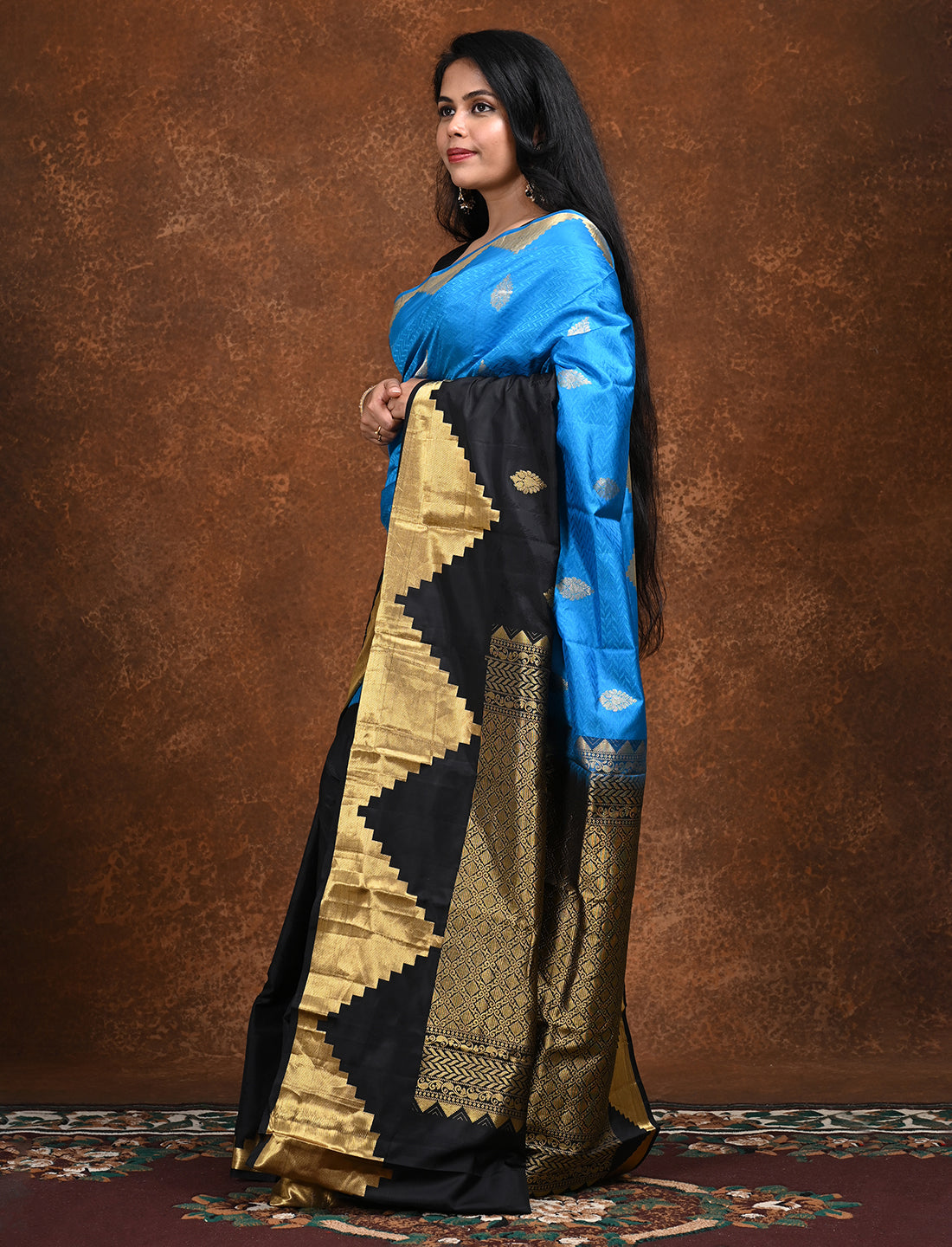 Svarna Black Kanjeevaram Saree
