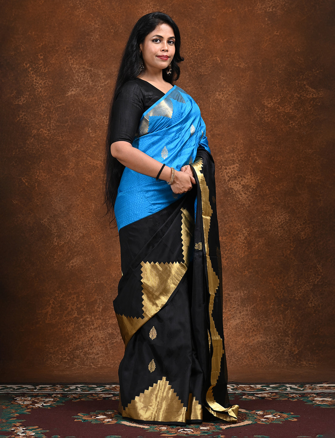 Svarna Black Kanjeevaram Saree
