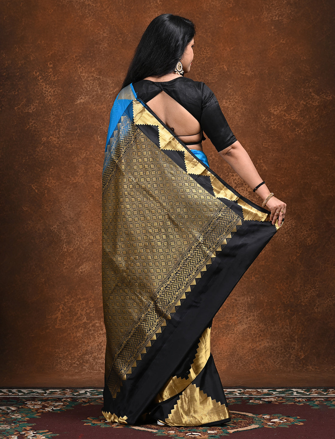Svarna Black Kanjeevaram Saree
