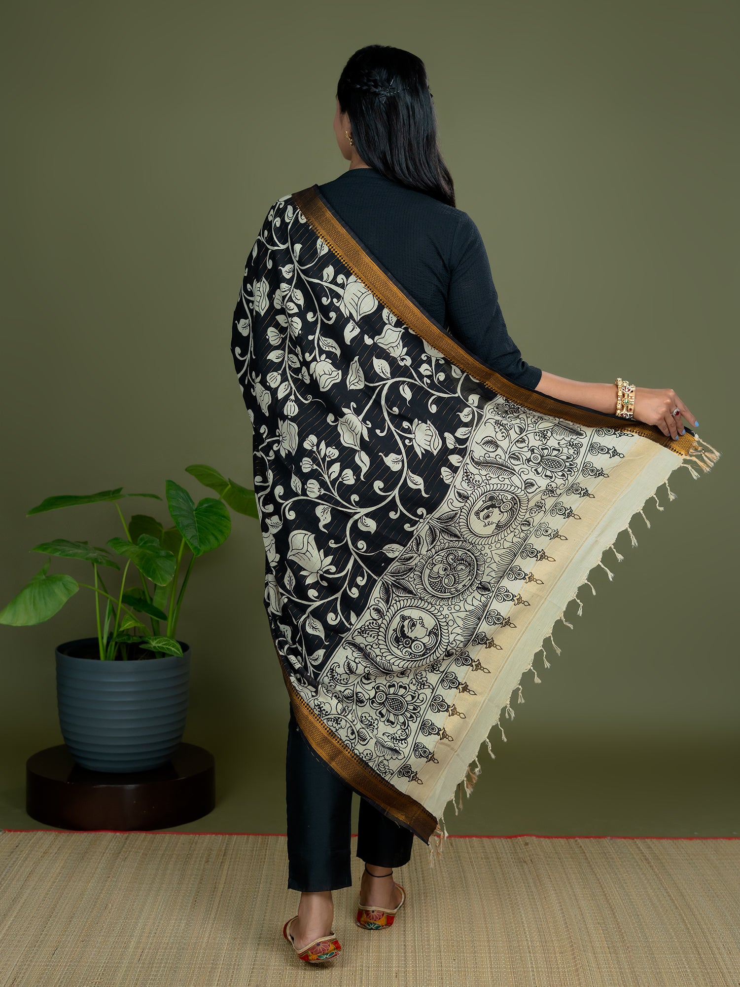 Lekhika Dark Grey Kalamkari Dupatta
