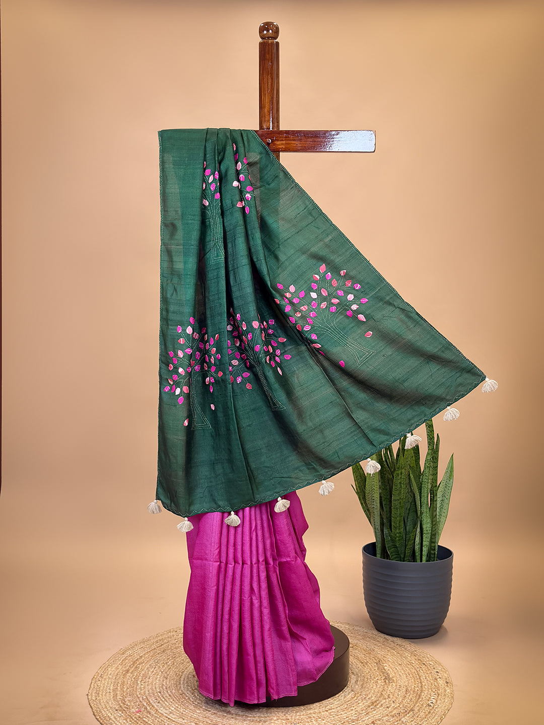 Kalpavruksha Pink Hand Embroidery Applique Saree